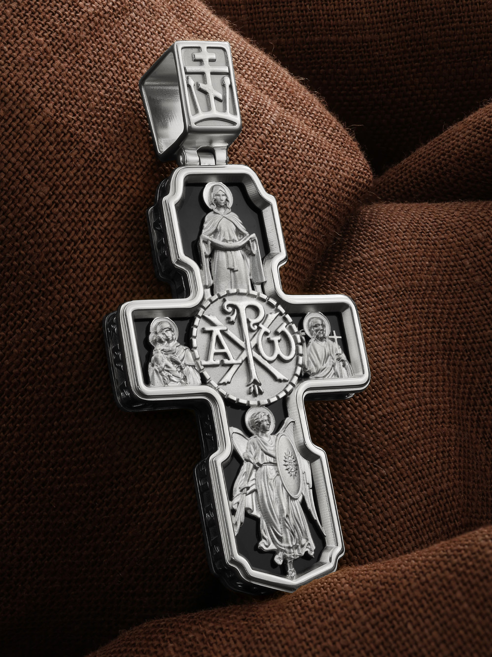 Крест из белого золота c ониксом