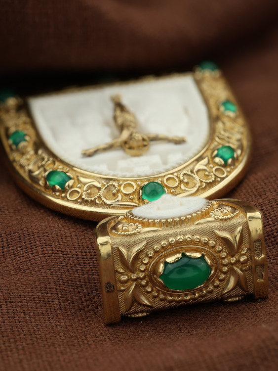 Образок из лимонного золота c эмаль , хризопразом и бивнем мамонта